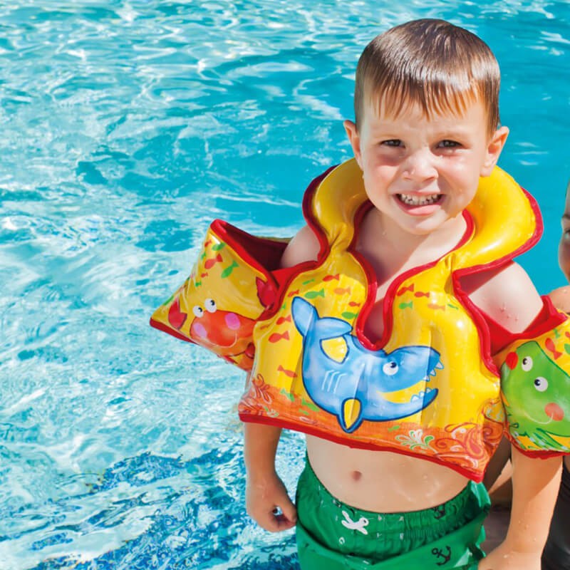 عکس پسر بچه ای جلیقه شنا کودک مدل Intex 58673 پوشیده است