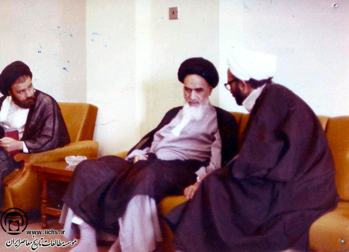 امام خمینی در حال خروج از نجف اشرف