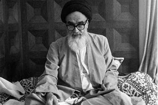 امام خمینی در حال مطالعه کتاب