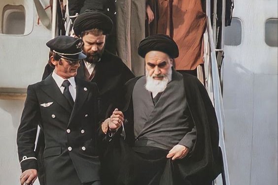 امام خمینی در حال ورود به ایران